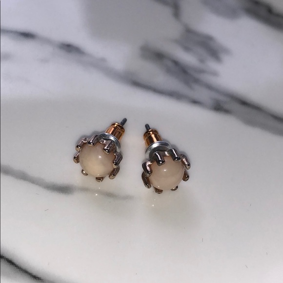 ✨Buy 2 get 1 free!!✨ Nude & Gold earrings - Picture 1 of 1